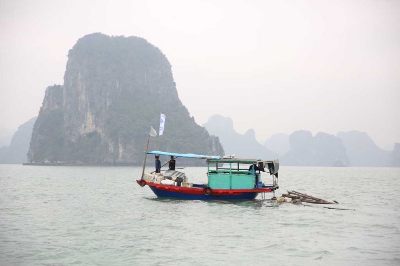 Lực lượng Ban Quản lý Vịnh Hạ Long thu gom rác, phao xốp, bè mảng trôi nổi trên Vịnh (Ảnh: quangninh.gov.vn)