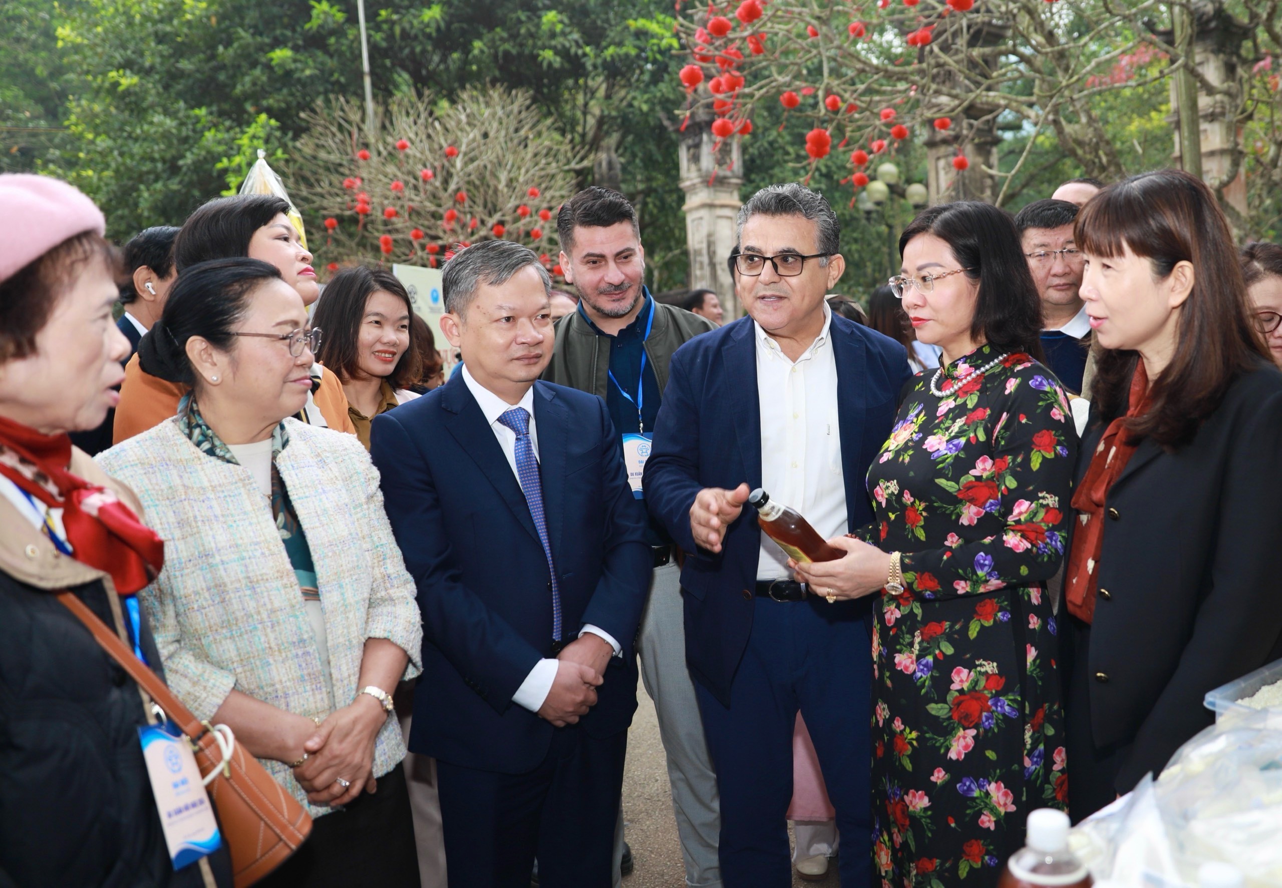 Bạn bè quốc tế trải nghiệm gói bánh chưng, làm tranh gạo tại Sóc Sơn (Hà Nội)