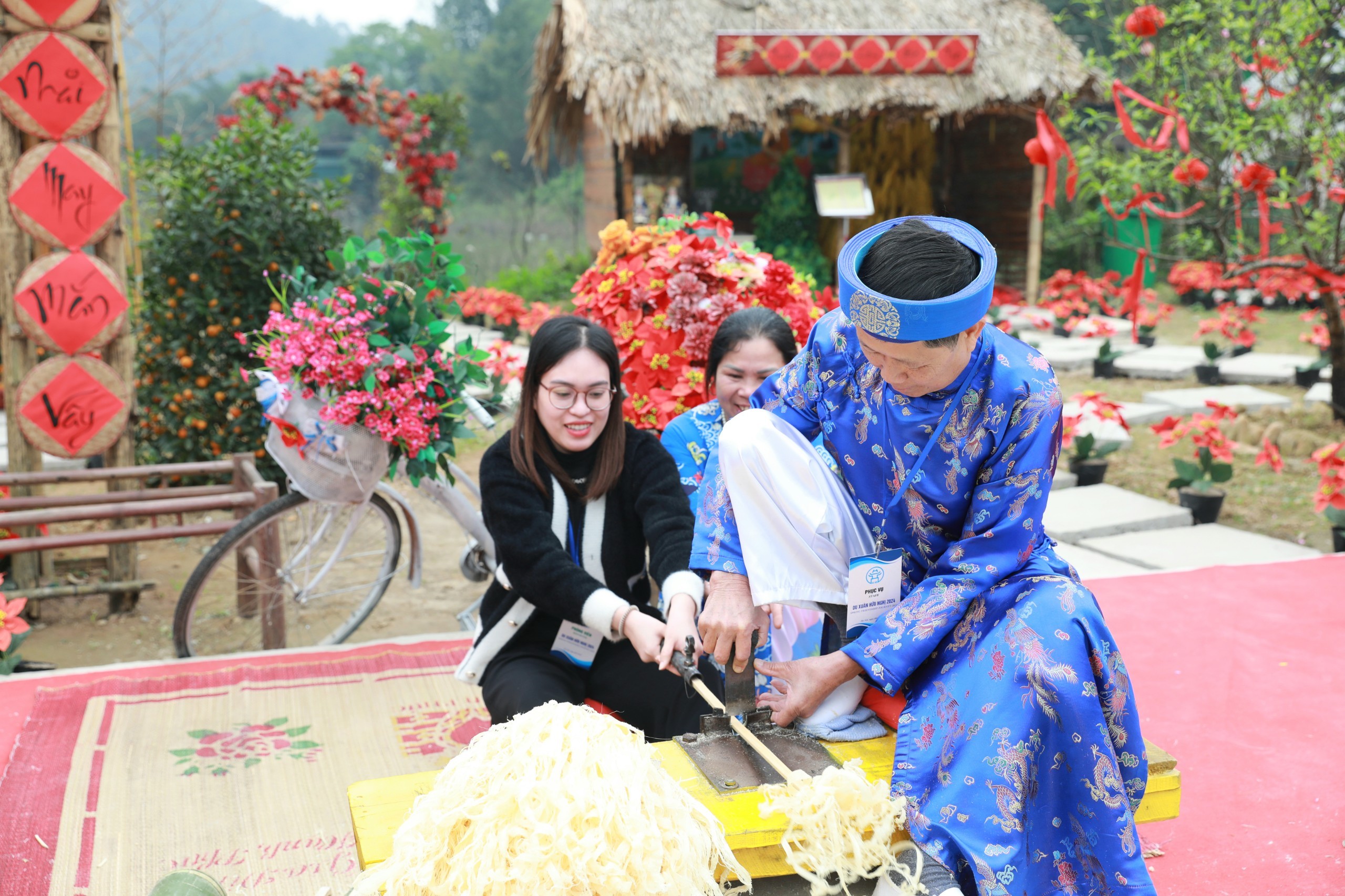 Bạn bè quốc tế trải nghiệm gói bánh chưng, làm tranh gạo tại Sóc Sơn (Hà Nội)