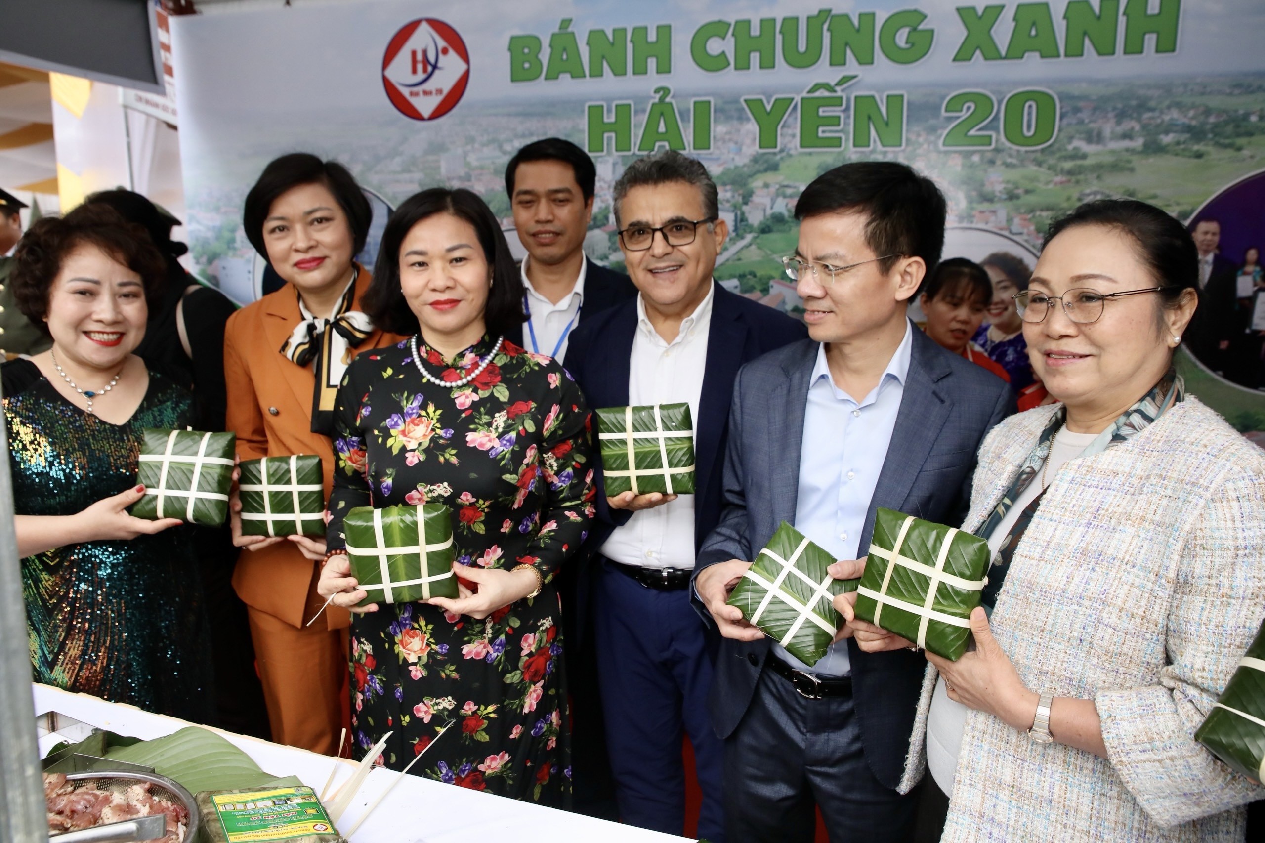 Bạn bè quốc tế trải nghiệm gói bánh chưng, làm tranh gạo tại Sóc Sơn (Hà Nội)