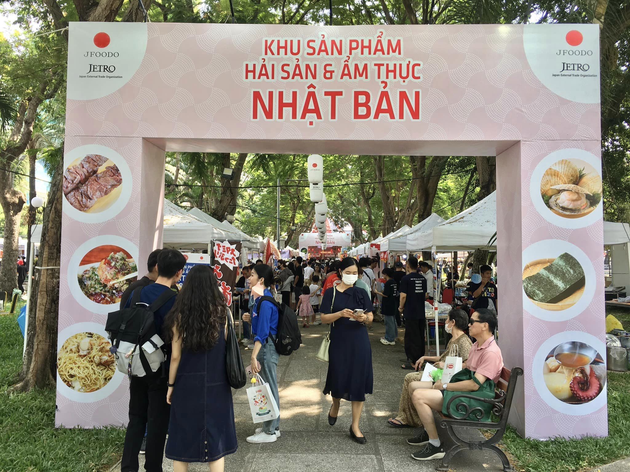 Các gian hàng ẩm thực kiểu Nhật rất đông khách đến xếp hàng để mua. Các gian hàng ẩm thực kiểu Nhật rất đông khách đến xếp hàng để mua.