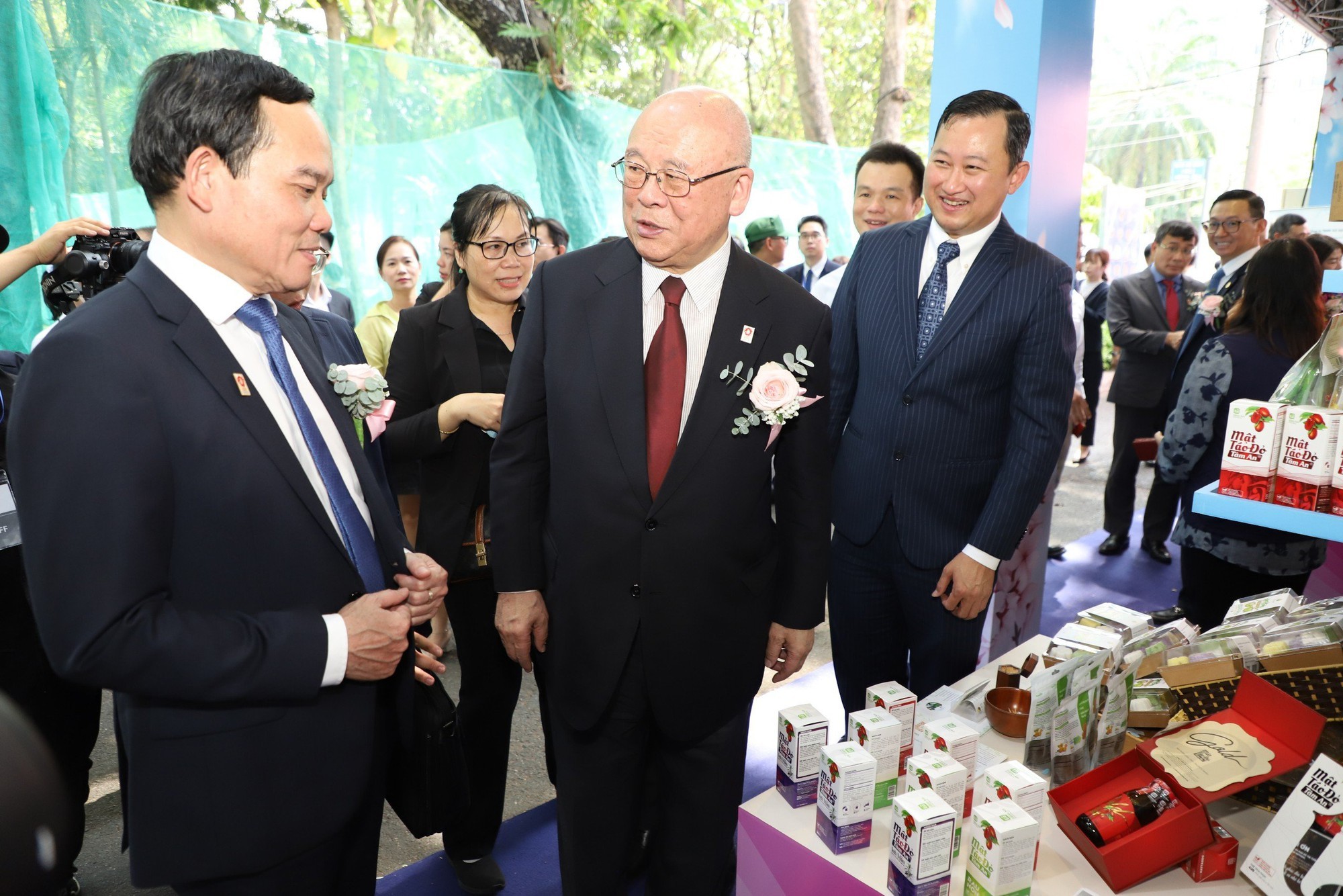 Phát biểu tại buổi lễ, Phó Thủ tướng Trần Lưu Quang cho rằng, với chủ đề “Cùng nắm chặt tay nhau - Từ giờ về sau”, lễ hội năm nay thể hiện khát vọng chung của lãnh đạo và nhân dân hai nước mong muốn thắt chặt hơn nữa tình hữu nghị, hợp tác, cùng chung tay xây dựng tương lai tốt đẹp hơn cho hai dân tộc, đóng góp tích cực vào hòa bình, ổn định, hợp tác và phát triển của khu vực và thế giới. (Trong ảnh: Phát biểu tại buổi lễ, Phó Thủ tướng Trần Lưu Quang cho rằng, với chủ đề “Cùng nắm chặt tay nhau - Từ giờ về sau”, lễ hội năm nay thể hiện khát vọng chung của lãnh đạo và nhân dân hai nước mong muốn thắt chặt hơn nữa tình hữu nghị, hợp tác, cùng chung tay xây dựng tương lai tốt đẹp hơn cho hai dân tộc, đóng góp tích cực vào hòa bình, ổn định, hợp tác và phát triển của khu vực và thế giới. (Trong ảnh: