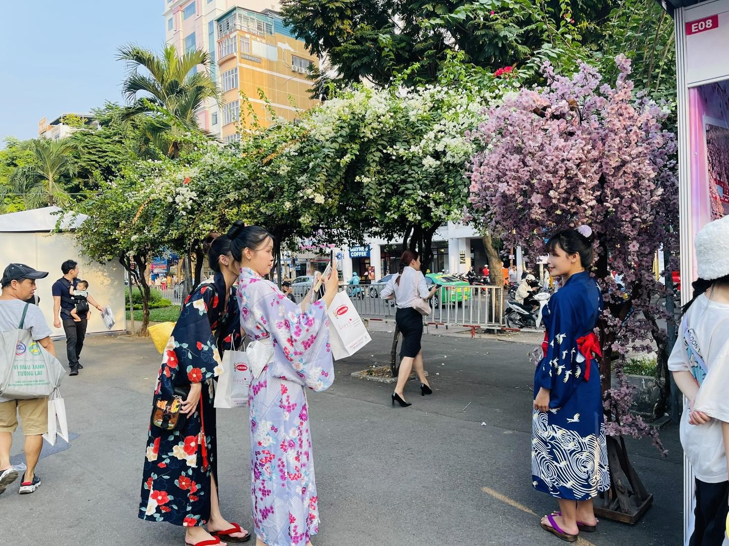 Người dân trải nghiệm mặc trang phục truyền thống Kimono Nhật Bản. Người dân trải nghiệm mặc trang phục truyền thống Kimono Nhật Bản.