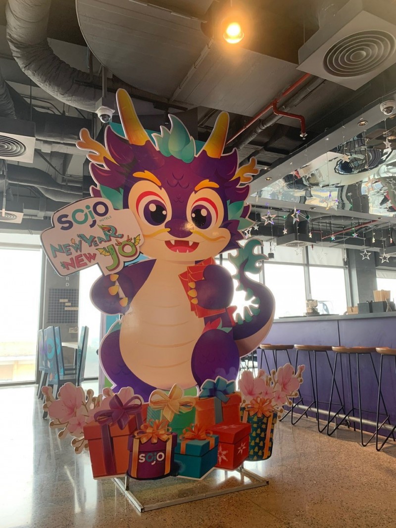 Biểu tượng rồng theo phong cách chibi là điểm nhấn trong không gian JO247 Lounge.