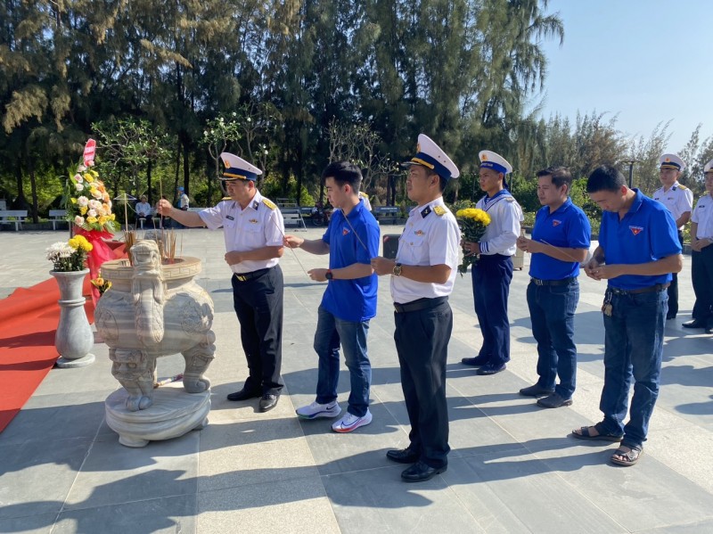 Dâng hương tưởng niệm 64 chiến sĩ Gạc Ma