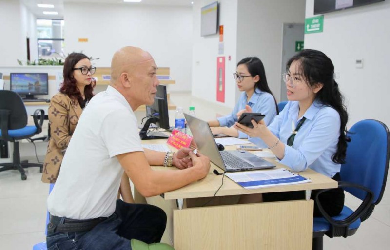 Cán bộ Trung tâm Phục vụ HCC tỉnh hướng dẫn người dân, doanh nghiệp quy trình nộp hồ sơ TTHC (Ảnh: quangninh.gov.vn).