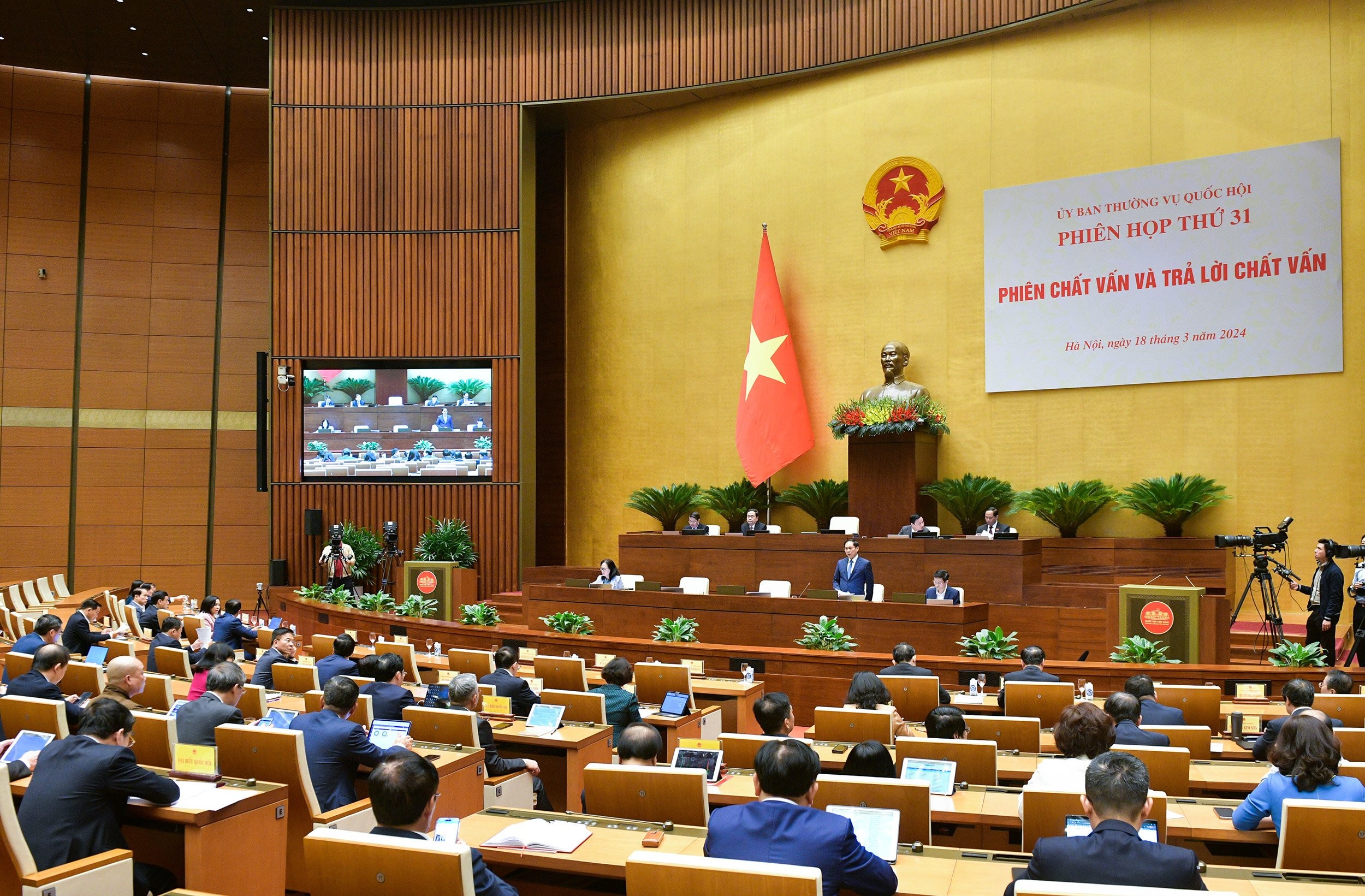 Ủy ban Thường vụ Quốc hội thực hiện Phiên Chất vấn và trả lời chất vấn nhóm vấn đề thuộc lĩnh vực ngoại giao. (Ảnh: Quochoi.vn)