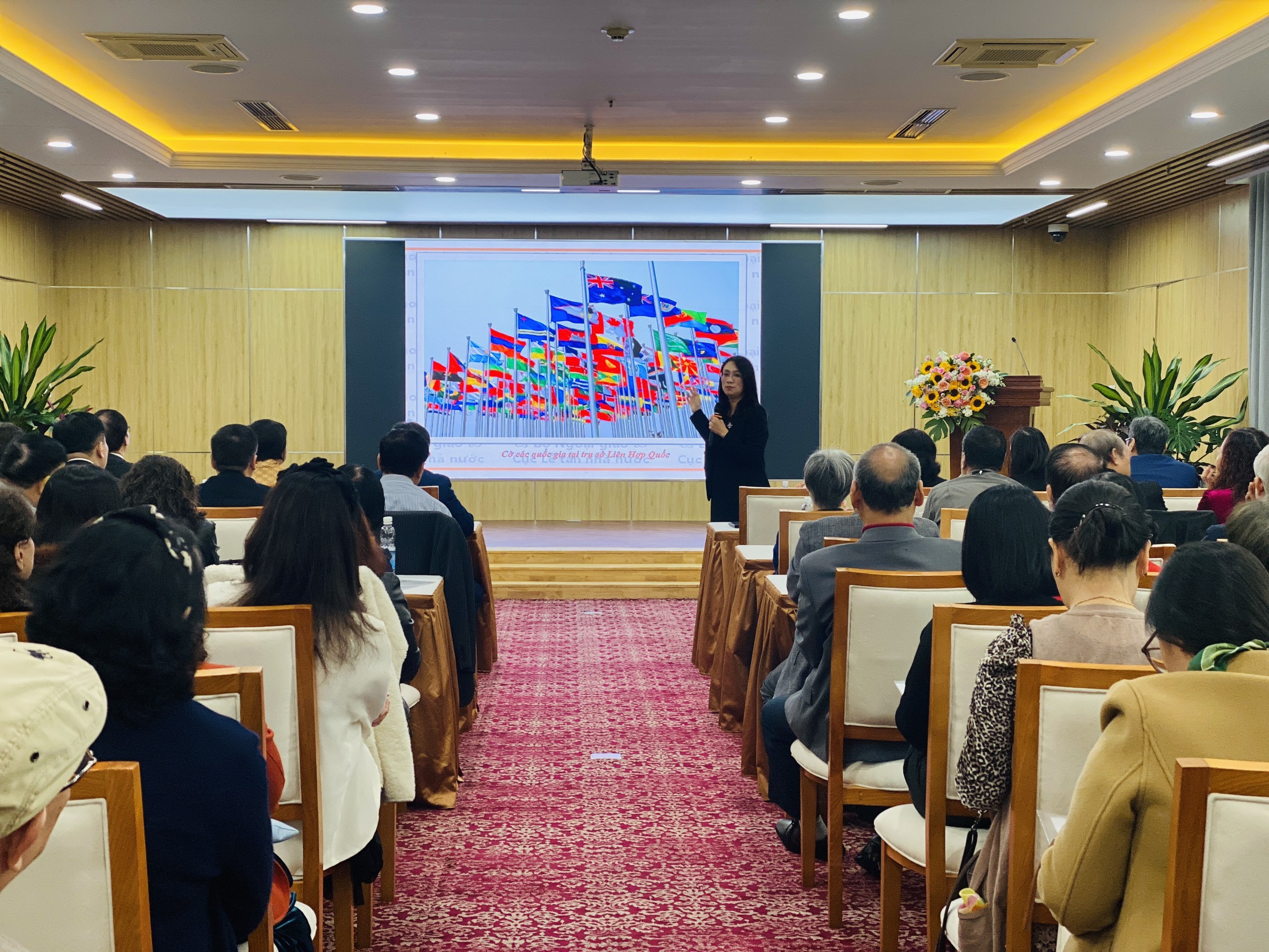 bà Châu Mai Anh, Phó Cục trưởng Cục Lễ tân Nhà nước (Bộ Ngoại giao) chia sẻ thông tin tại Hội nghị.