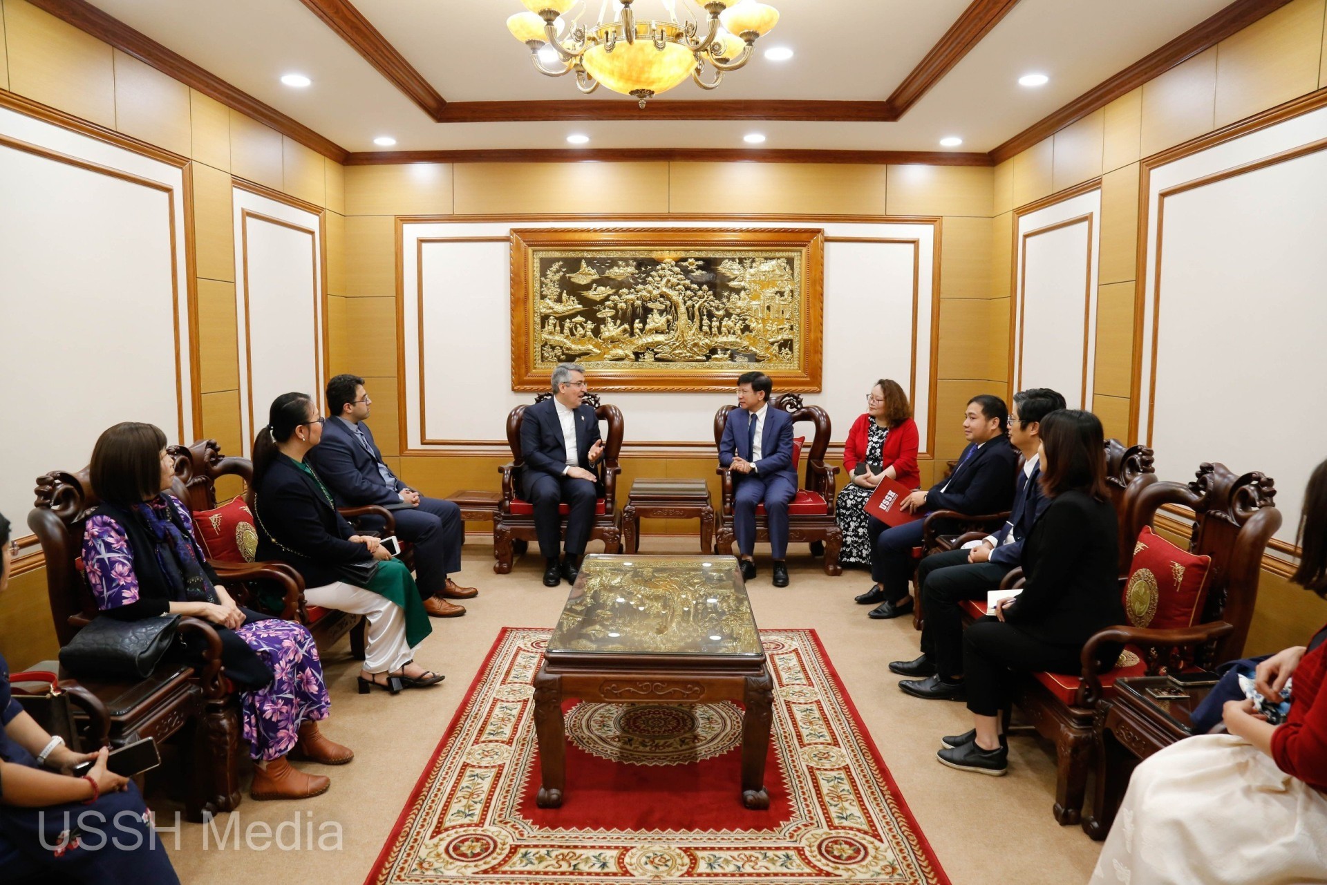 Đại sứ nước Cộng hòa Hồi giáo Iran tại Việt Nam Ali Akbar Nazari làm việc với lãnh đạo Trường Đại học Khoa học Xã hội và Nhân văn, Đại học Quốc gia Hà Nội. (Ảnh: ussh.vnu.edu.vn)