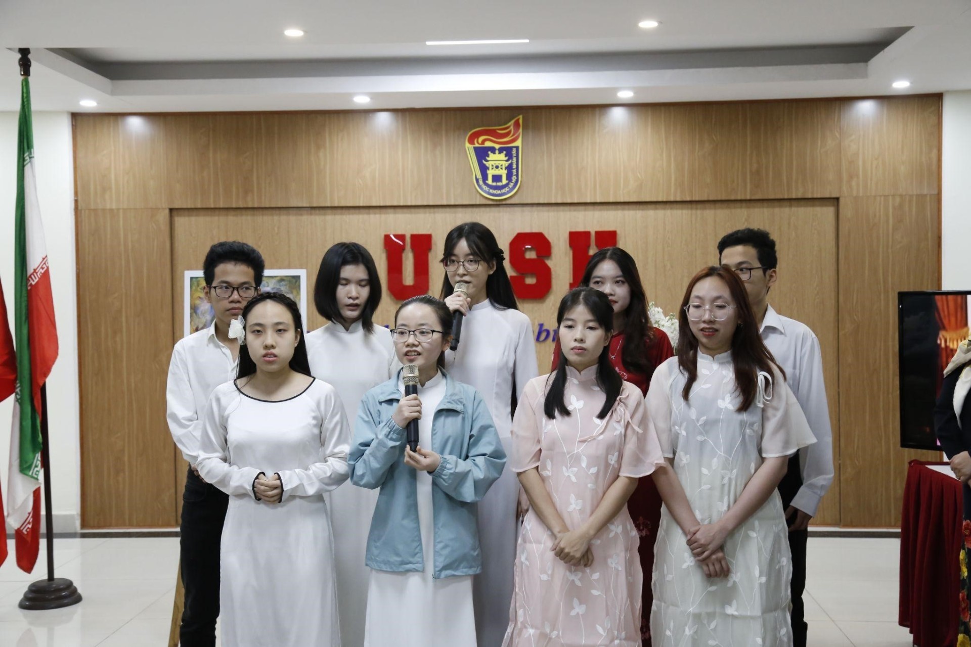 Sinh viên Khoa Đông Phương học biểu diễn văn nghệ bằng bài hát tiếng Ba Tư. (Ảnh: ussh.vnu.edu.vn)