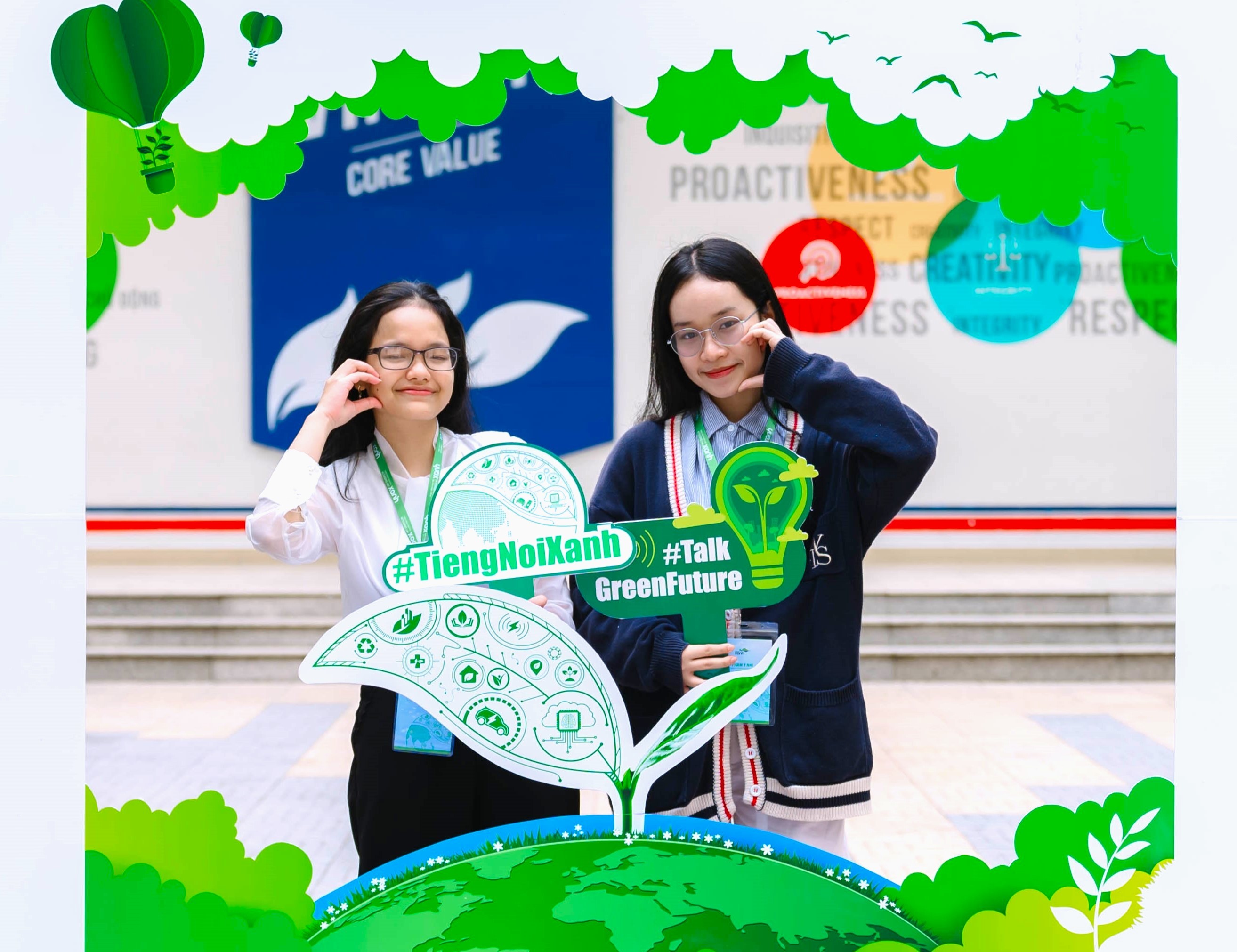 Bạn Phạm Ý Nhi và Nguyễn Thị Bảo Trâm, thành viên đội thi SHINE.