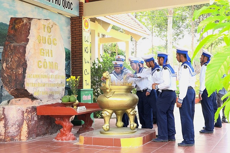 Cán bộ, chiến sĩ Tiểu đoàn 563 dâng hương tưởng niệm các anh hùng liệt sĩ.