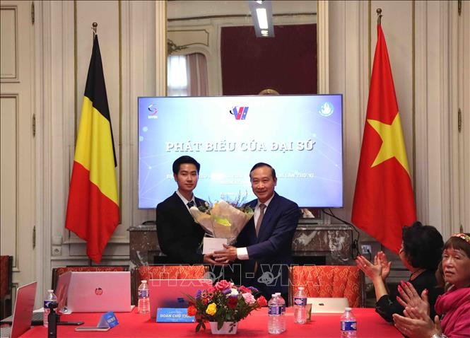 Đại sứ Việt Nam tại Vương quốc Bỉ Nguyễn Văn Thảo tặng hoa chúc mừng Chủ tịch Hội sinh viên Việt Nam tại Bỉ khóa V Nguyễn Tuấn Nghĩa. Ảnh: Hương Giang/PV TTXVN tại Bỉ