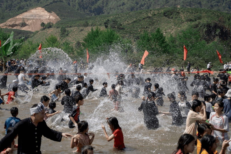 Tết té nước ở Tam Đường (Lai Châu): cầu mong năm mới may mắn, sức khỏe, làm ăn phát đạt
