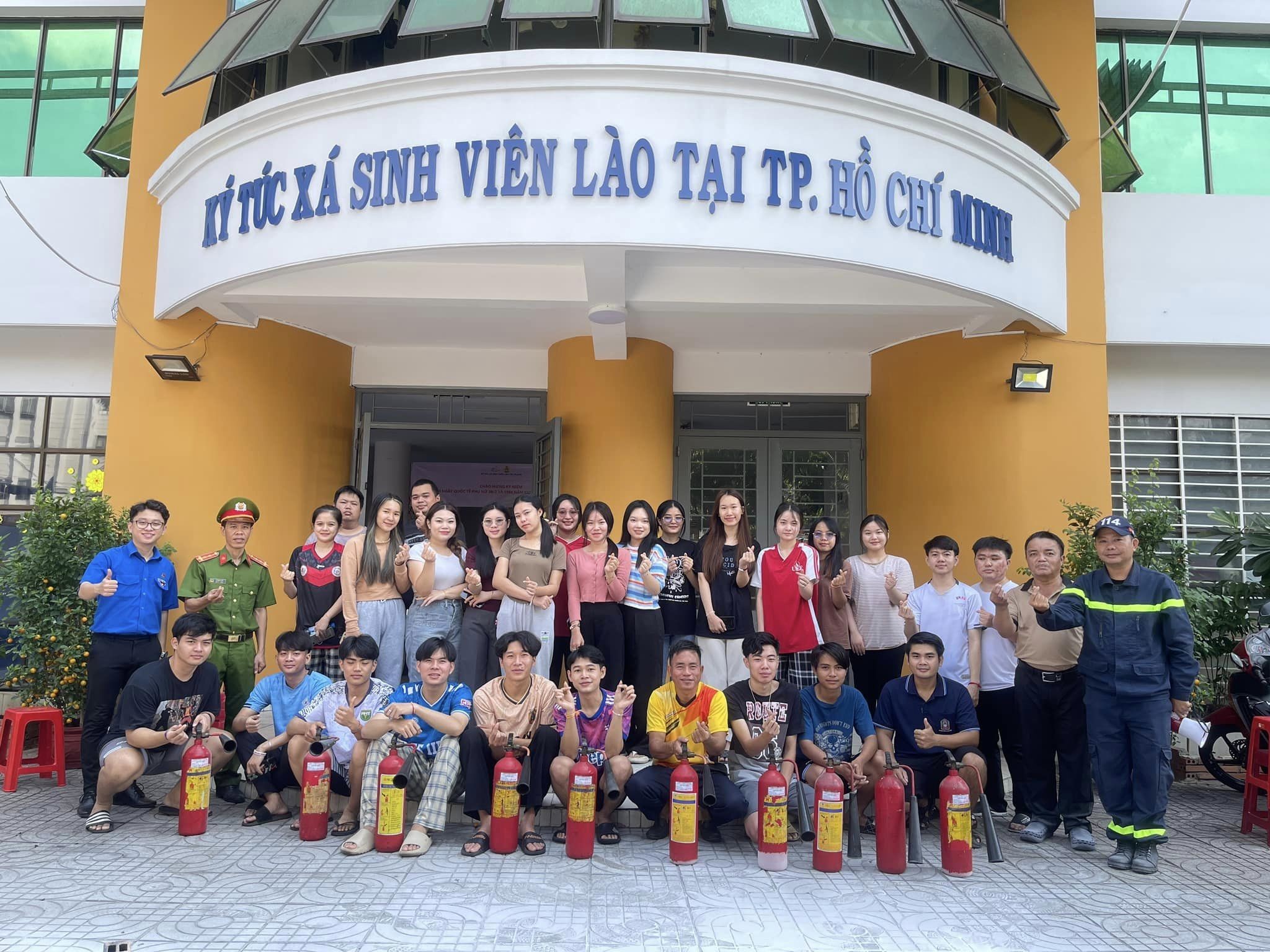 Sinh viên Lào trải nghiệm, thực hành chữa cháy tại ký túc xá