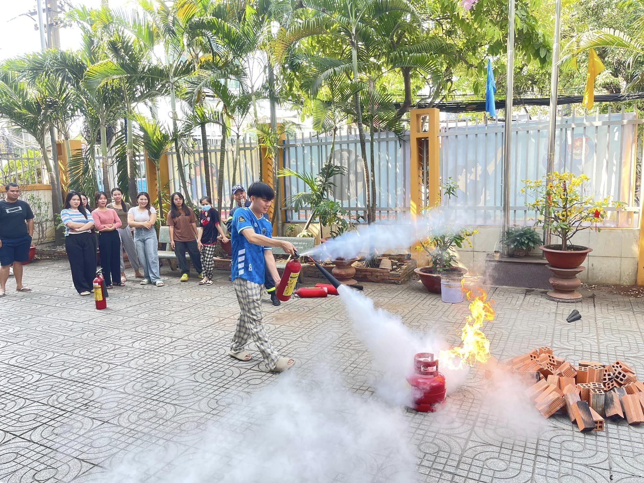 Sinh viên Lào trải nghiệm, thực hành chữa cháy tại ký túc xá