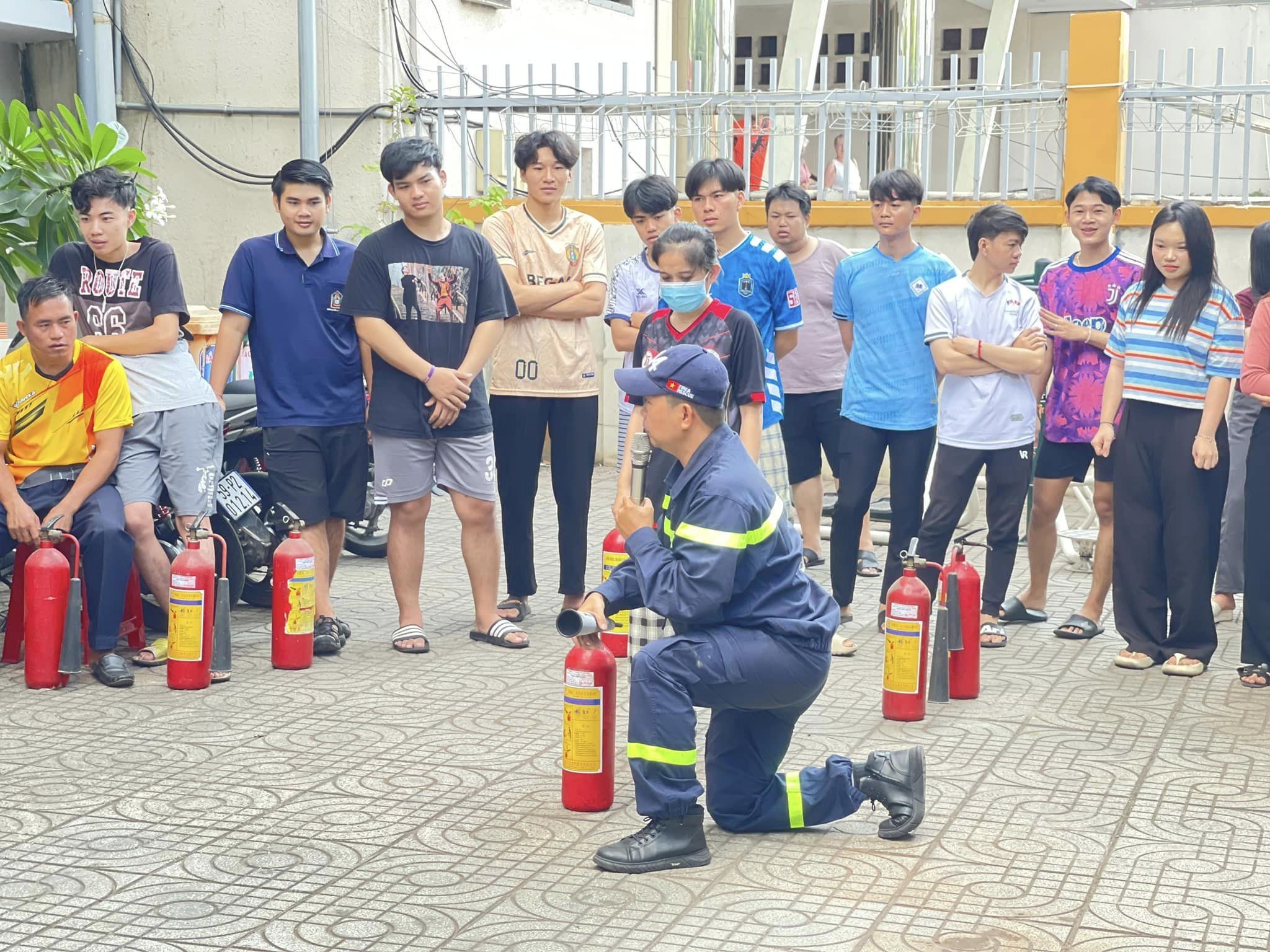 Sinh viên Lào trải nghiệm, thực hành chữa cháy tại ký túc xá