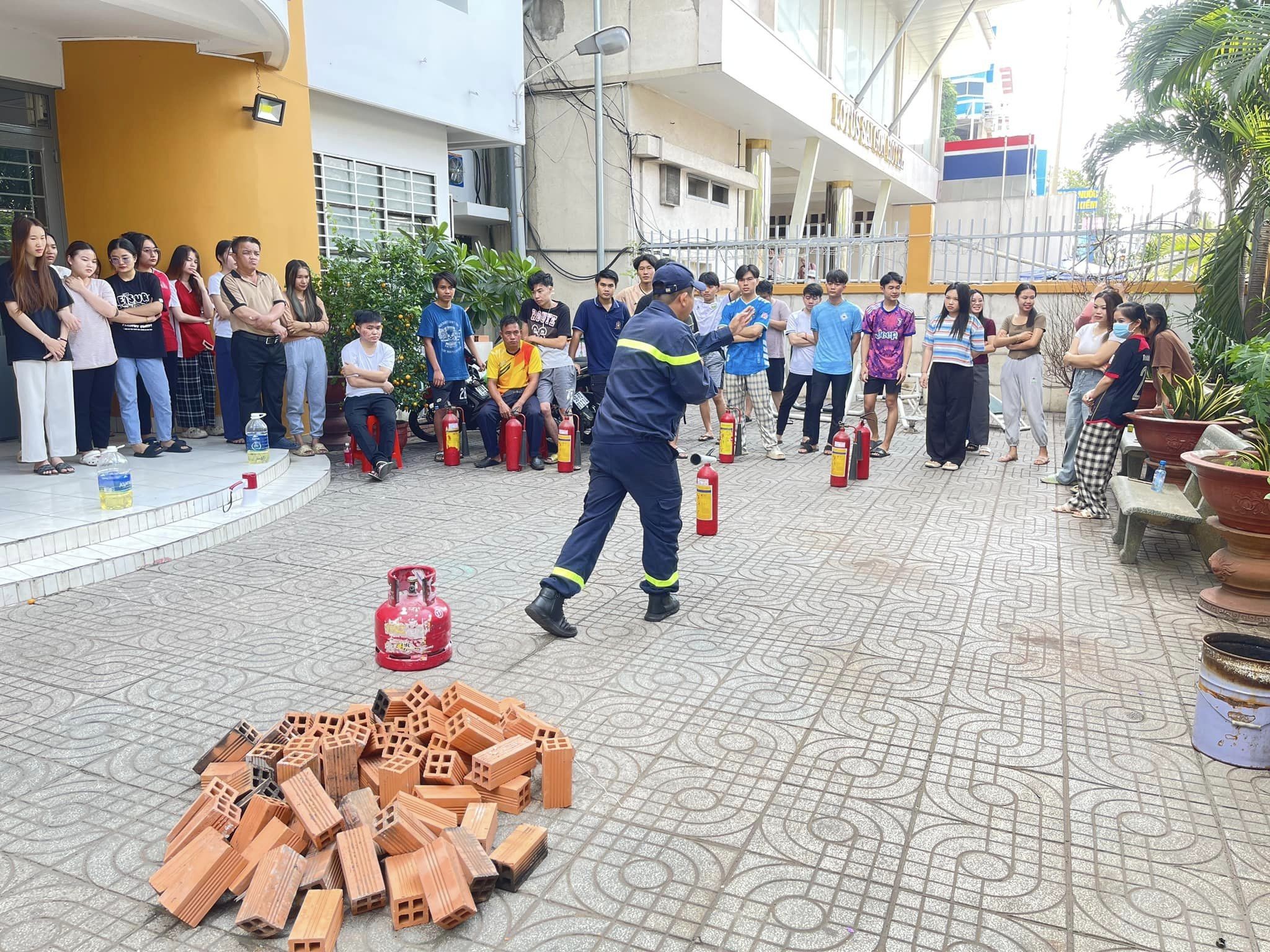 Sinh viên Lào trải nghiệm, thực hành chữa cháy tại ký túc xá