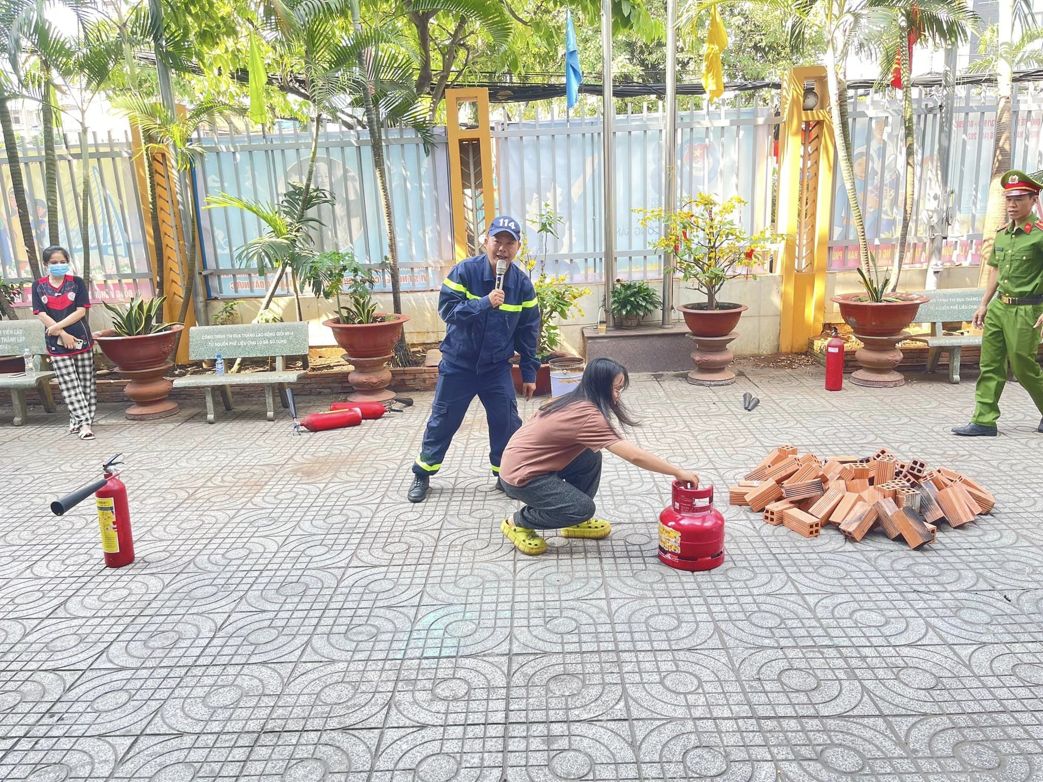 Sinh viên Lào trải nghiệm, thực hành chữa cháy tại ký túc xá