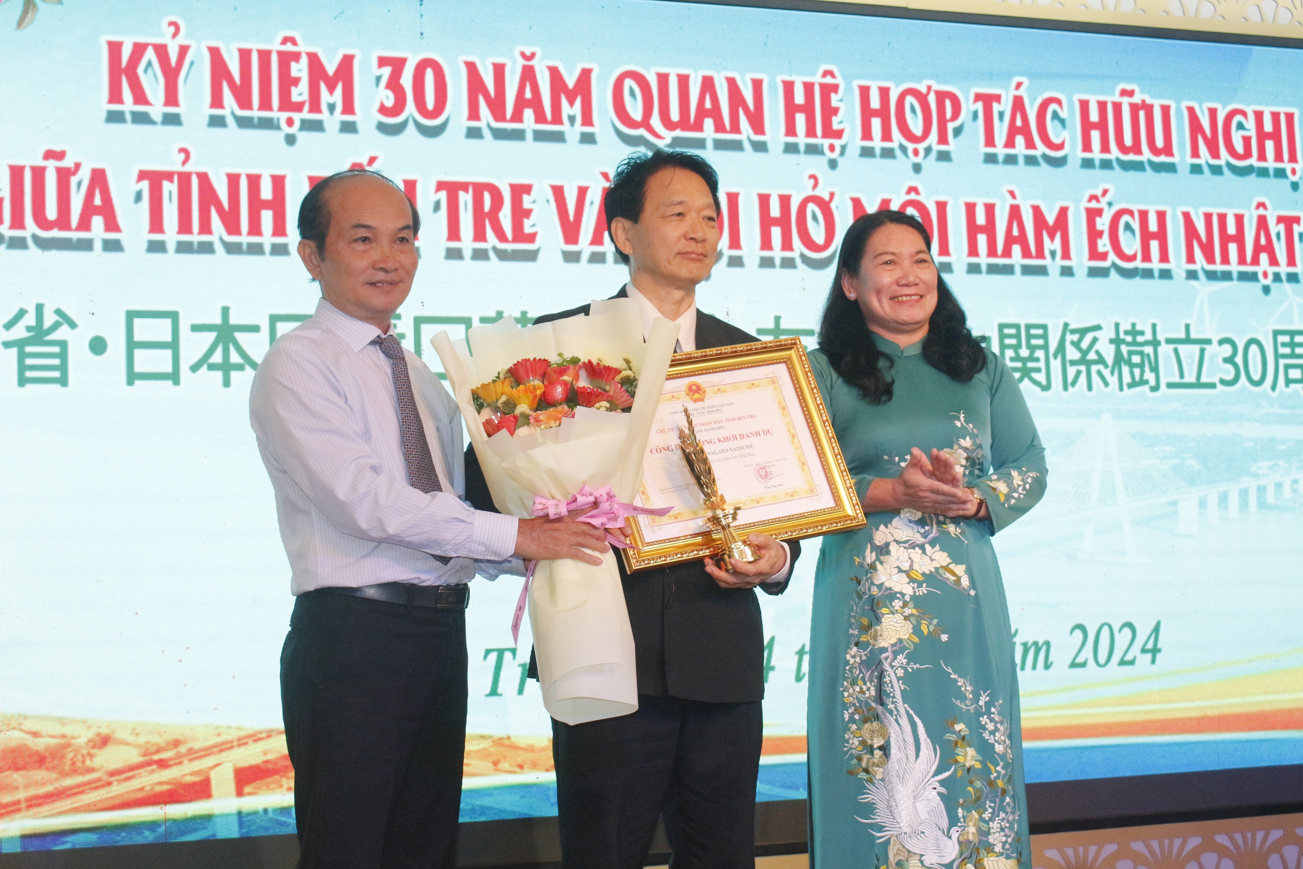 Giáo sư Nhật Bản nhận danh hiệu “Công dân Đồng khởi danh dự” tỉnh Bến Tre