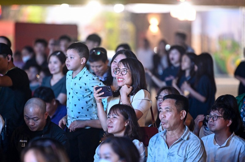 Khán giả trầm trồ thán phúc trước những lập luận sắc bén của các đội thi