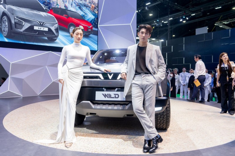 Diễn viên Mew Suppasit (bên phải) và Hoa hậu Thế giới Việt Nam 2019 Lương Thuỳ Linh (bên trái) xuất hiện tại gian hàng VinFast. 
