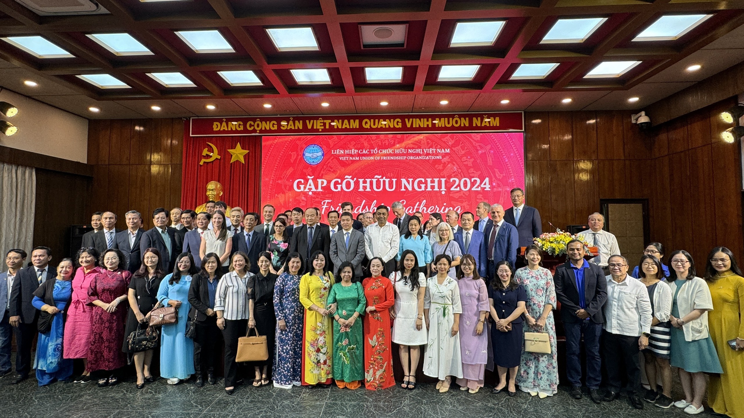 Các đại biểu chụp ảnh lưu niệm.