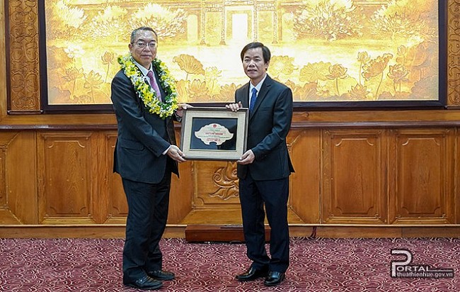 Trao tặng danh hiệu “Công dân danh dự tỉnh Thừa Thiên Huế” cho Giám đốc điều hành Tổ chức phòng chống mù lòa Châu Á
