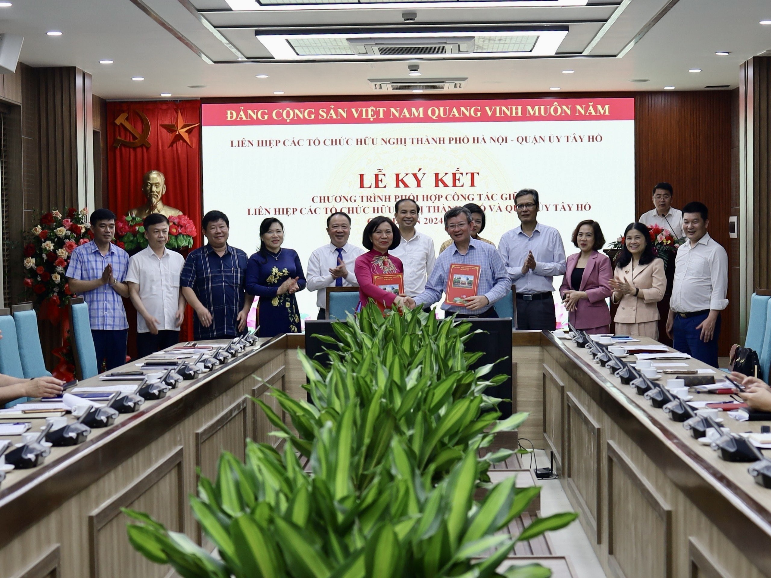 Lãnh đạo Quận Tây Hồ và lãnh đạo HAUFO ký két Chương trình phối hợp công tác giai đoạn 2024-2025.