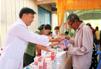Tết đầm ấm của bà con người Lào, Campuchia