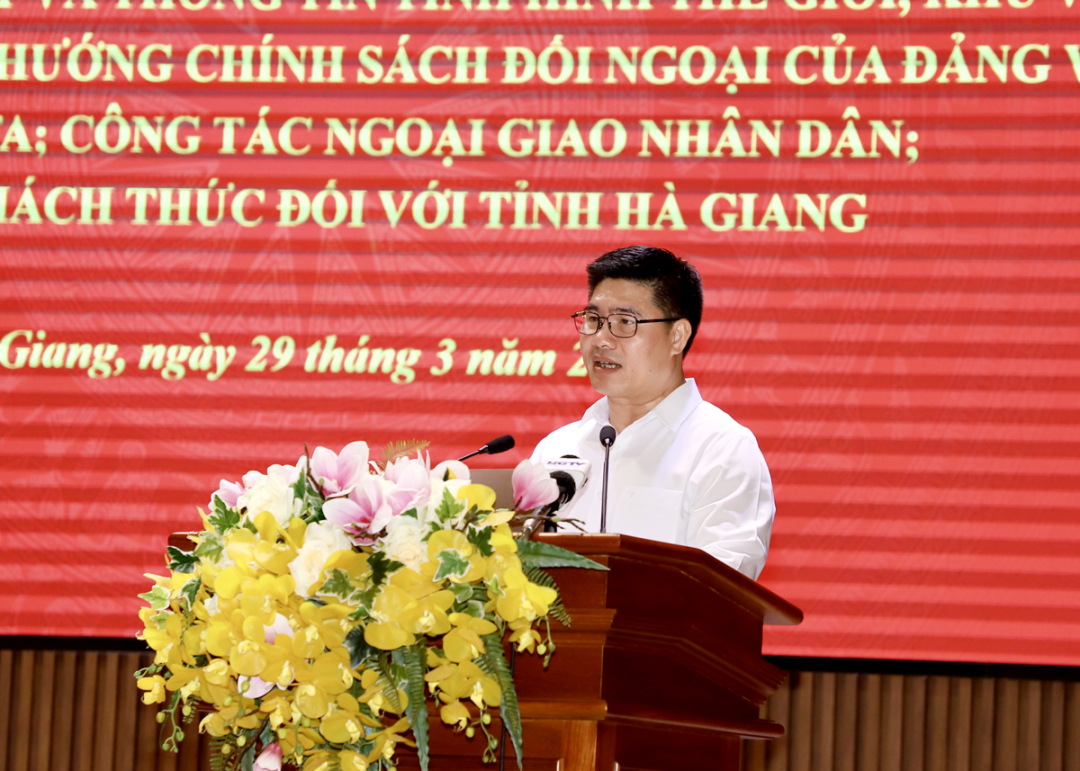 Giám đốc Sở Ngoại vụ, Chủ tịch Liên hiệp các tổ chức hữu nghị tỉnh Hà Giang Đỗ Quốc Hương báo cáo kết quả công tác đối ngoại nhân dân trên địa bàn tỉnh