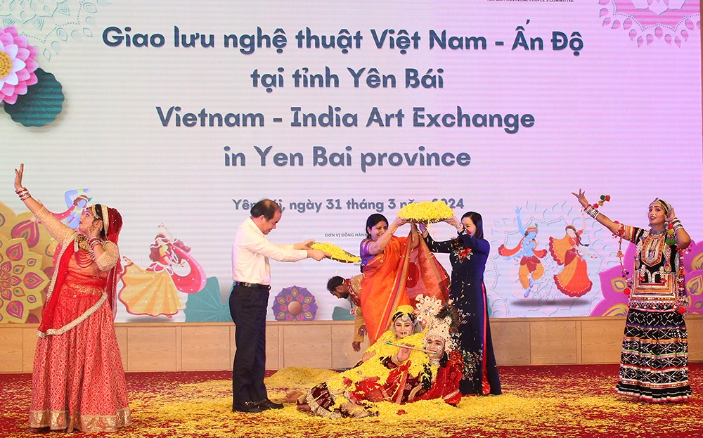 Múa dân gian Ấn Độ lan tỏa thông điệp tình yêu đến khán giả Việt Nam