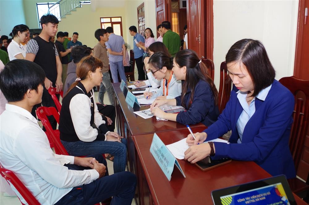 Các doanh nghiệp tư vấn, định hướng nghề nghiệp, giới thiệu việc làm, hỗ trợ vay vốn cho người chấp hành xong án phạt tù tại địa phương.