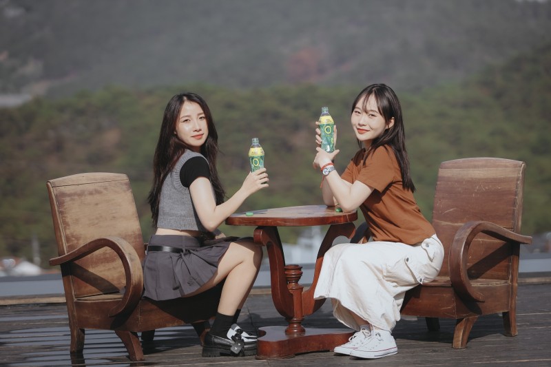 Thư thái tận hưởng chai Trà Xanh Không Độ mát lành giữa thiên nhiên là cách nhiều người trẻ lựa chọn để xua tan căng thẳng mệt mỏi, tái tạo tinh thần tích cực trước deadline mùa hè. Thư thái tận hưởng chai Trà Xanh Không Độ mát lành giữa thiên nhiên là cách nhiều người trẻ lựa chọn để xua tan căng thẳng mệt mỏi, tái tạo tinh thần tích cực trước deadline mùa hè.