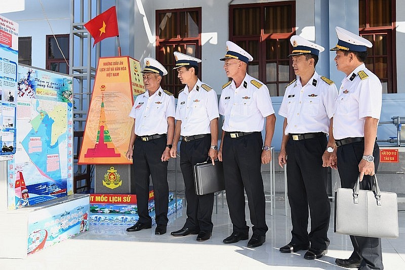 Đoàn công tác tham quan mô hình, học cụ phục vụ công tác huấn luyện của các đơn vị