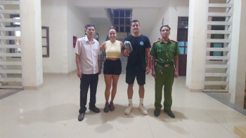 Hai du khách Tây Ban Nha đánh rơi túi xách, cả thị trấn tìm giúp