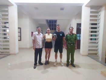 Hai du khách Tây Ban Nha đánh rơi túi xách, cả thị trấn tìm giúp