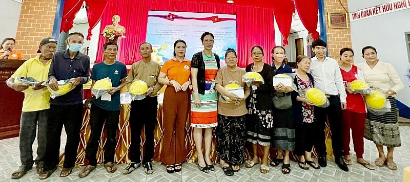Thăm, khám bệnh và tặng quà cho 500 kiều bào và người dân Lào