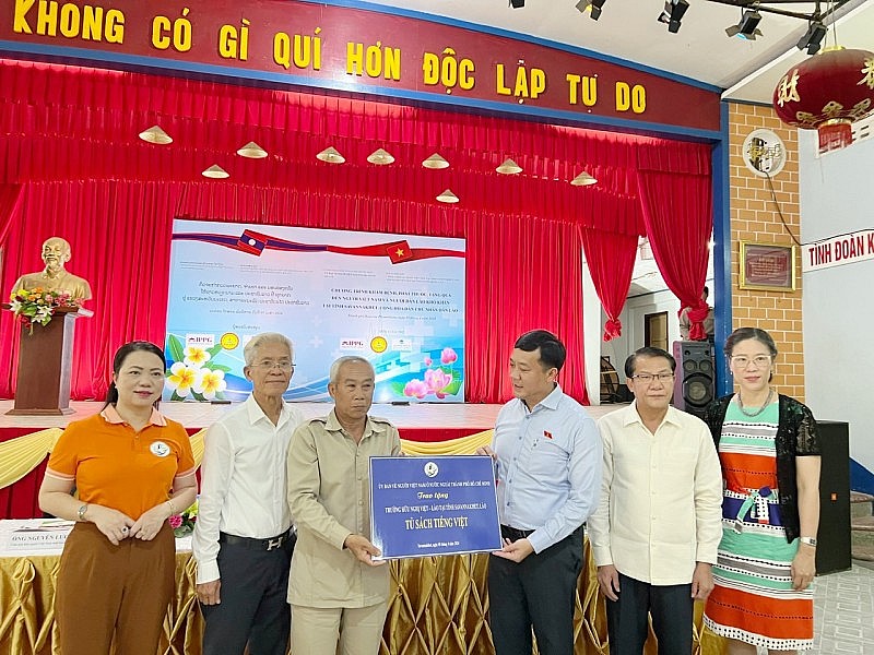 Thăm, khám bệnh và tặng quà cho 500 kiều bào và người dân Lào