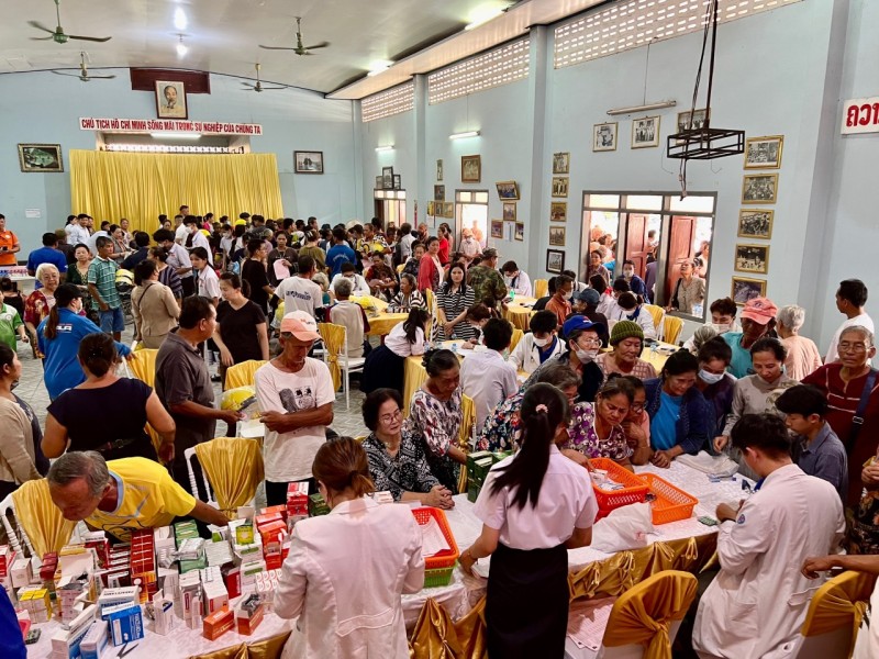 Người Việt ở Lào vui mừng khi  được khám bệnh, tặng quà