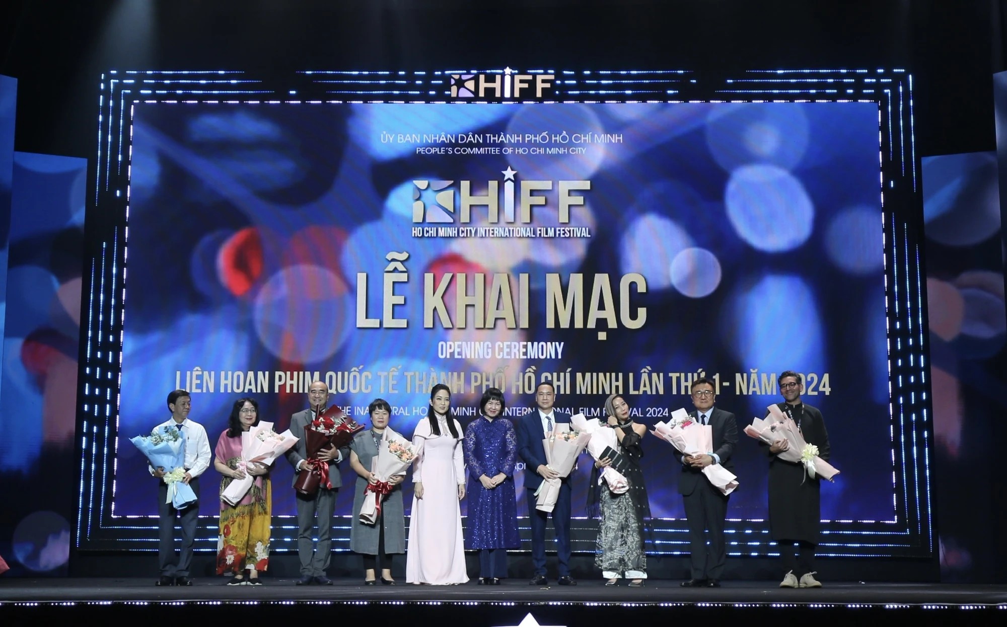Ban tổ chức trao hoa cho các thành viên ban giám khảo Liên hoan phim. 