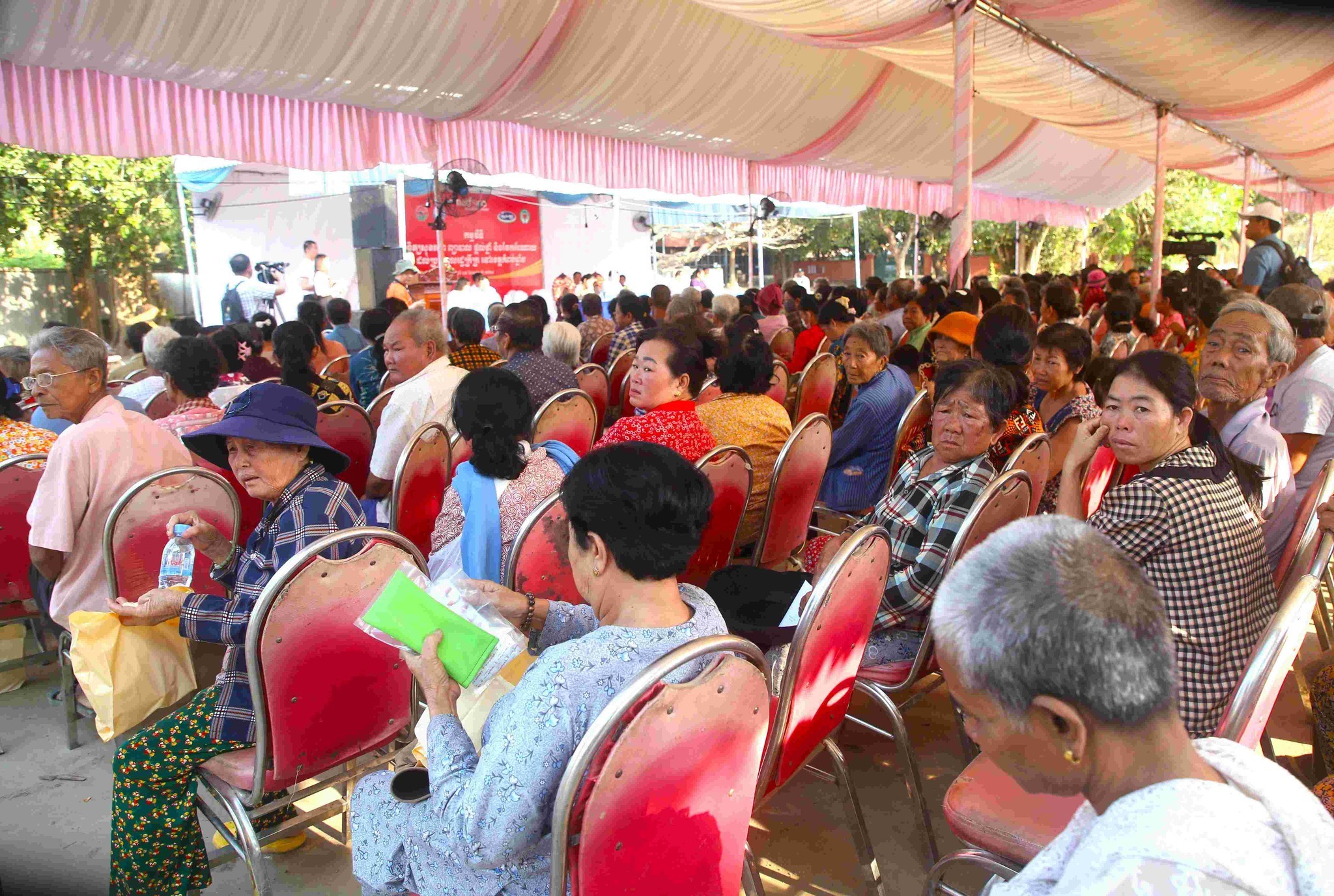 Bà con người Campuchia và gốc Việt đến khám bệnh miễn phí. (Ảnh: VCBA)