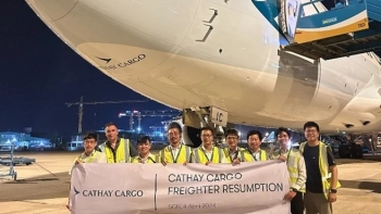 cathay cargo noi lai chuyen bay cho hang tu hong kong den tp ho chi minh ghe qua ha noi