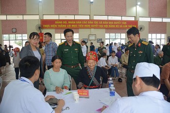 Bà con vùng biên giới Việt Nam - Trung Quốc được khám bệnh, cấp thuốc miễn phí