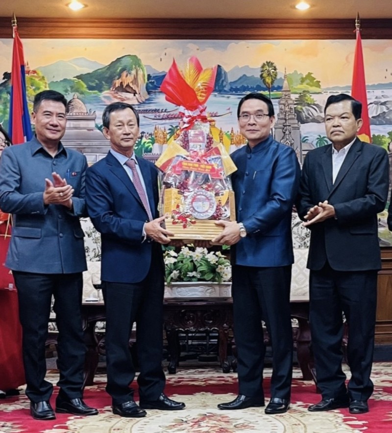 Kon Tum trao tặng 2 tỷ đồng cho người dân khó khăn của hai tỉnh ở Lào đón Tết Bun Pi May