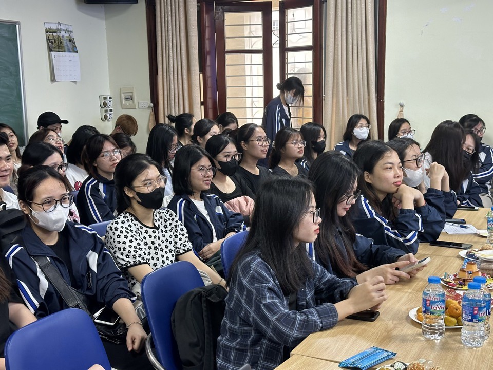 Các bạn sinh viên Trường Đại học Khoa học xã hội và Nhân văn tham gia tọa đàm. Ảnh: Hoàng Linh.