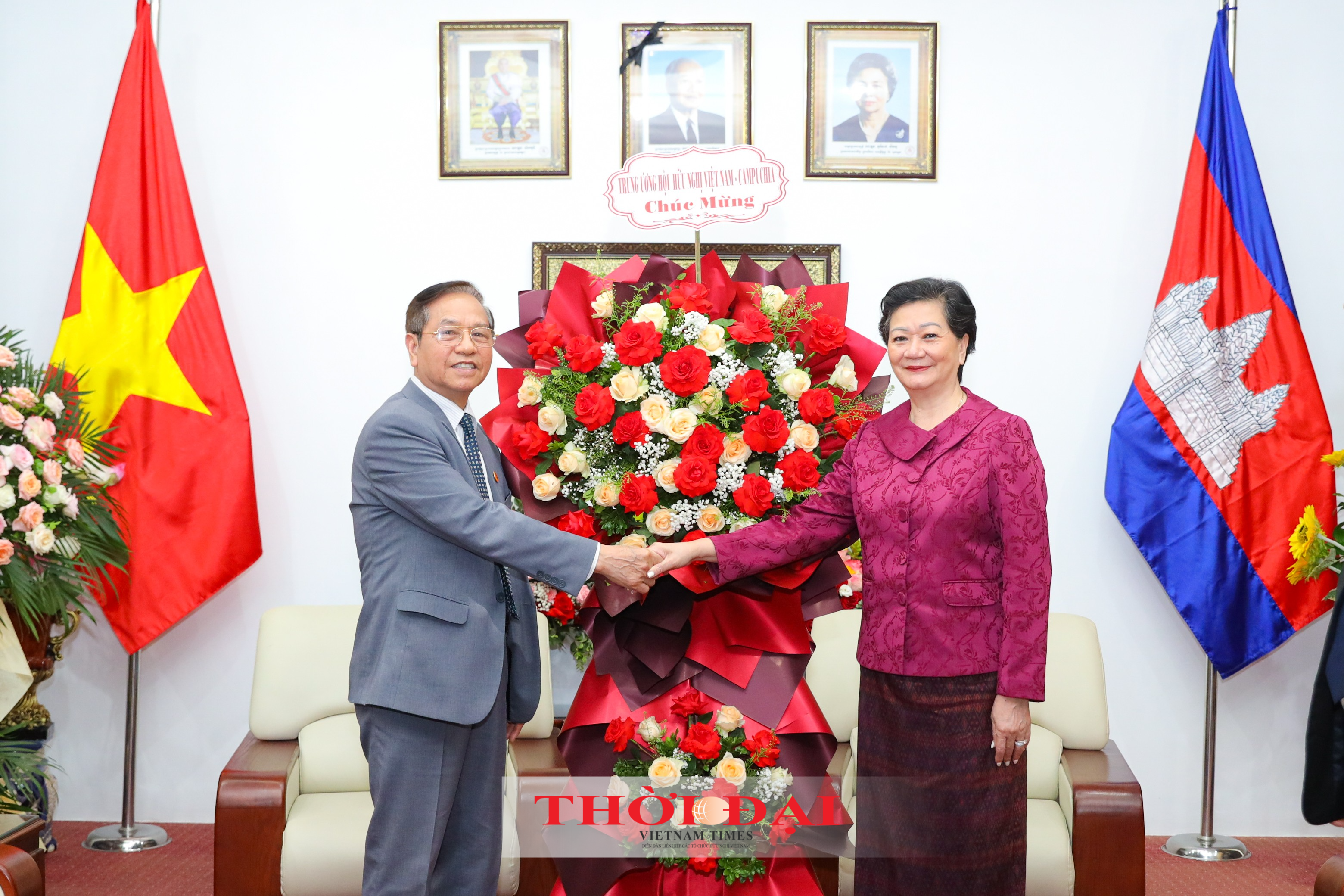 Phó Chủ tịch Thường trực Hội hữu nghị Việt Nam - Campuchia Lê Văn Tụy tặng hoa chúc mừng Đại sứ Chea Kimtha và cán bộ, nhân viên Đại sứ quán Campuchia tại Việt Nam nhân dịp Tết cổ truyền Chol Chnam Thmay. (Ảnh: Đinh Hòa)