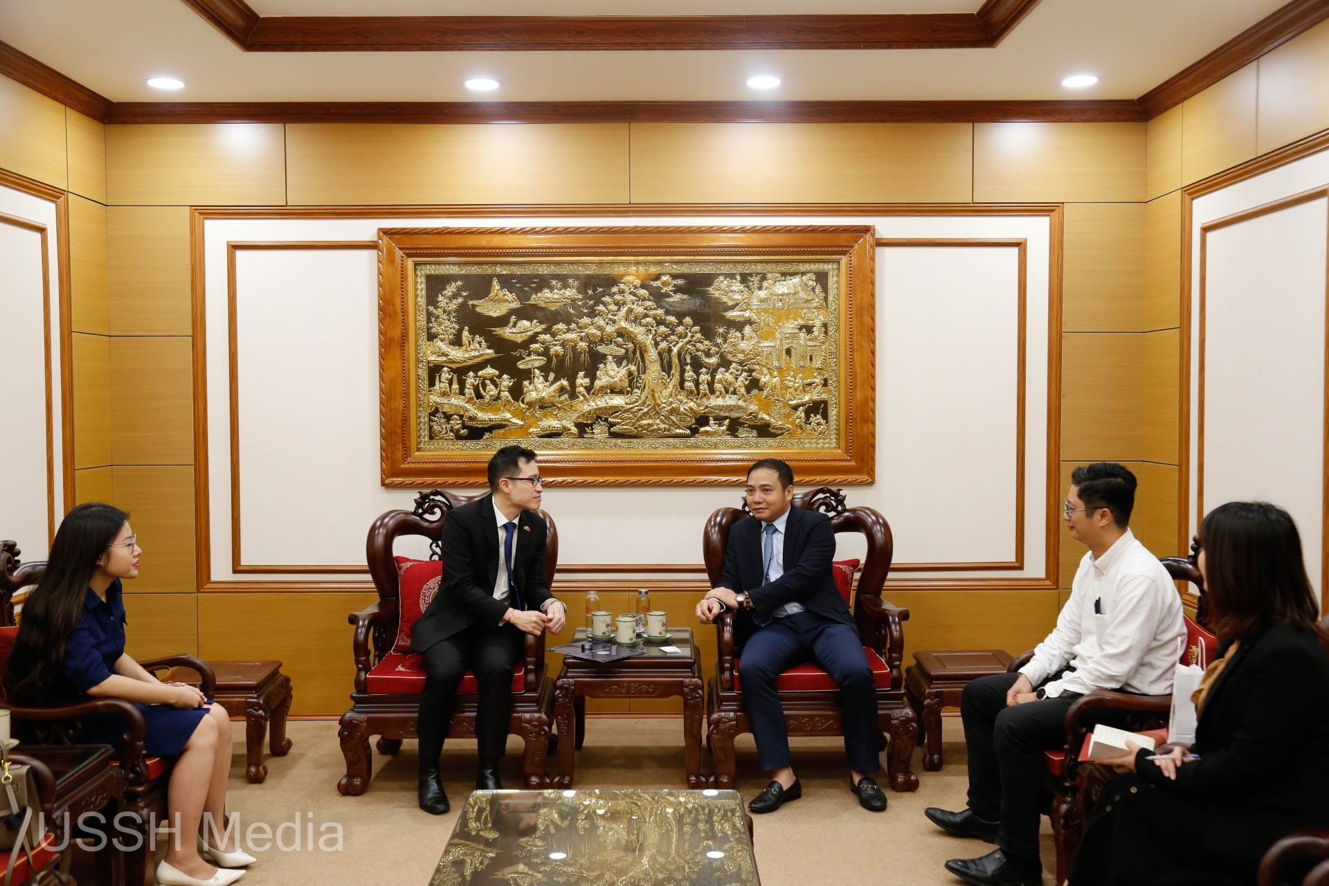 PGS.TS. Đào Thanh Trường, Phó Hiệu trưởng trường Đại học KHXH&NV làm việc với ông Panupat Chavananikul, Tham tán Đại sứ quán Vương quốc Thái Lan tại Việt Nam