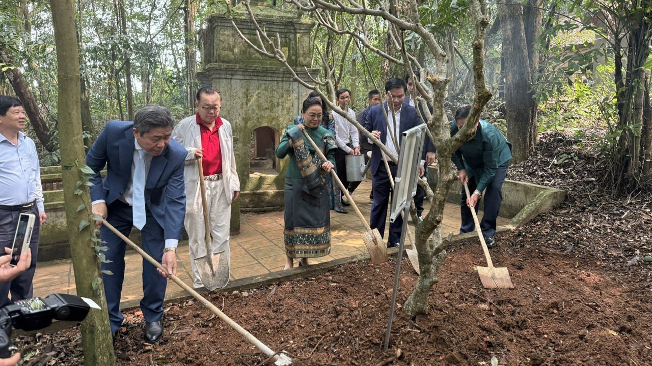 Đại sứ Lào tại Việt Nam dâng hương, trồng cây hoa Chămpa tại Đền thờ công chúa Nhồi Hoa