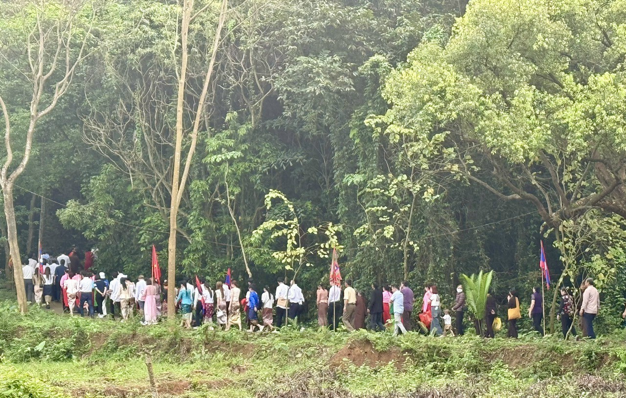 Đại sứ Lào tại Việt Nam dâng hương, trồng cây hoa Chămpa tại Đền thờ công chúa Nhồi Hoa